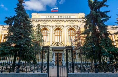 Президент России поручил разрешить ЦБ ограничивать число необеспеченных потребкредитов