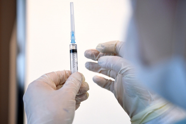   Мурашко: Экспертиза детской вакцины от коронавируса скоро завершится 