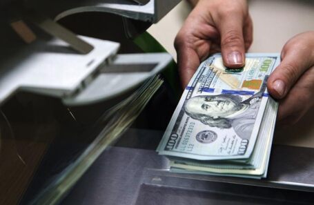 С 18 апреля граждане могут покупать наличную валюту в банках