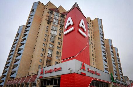 Белорусский Альфа-банк возобновляет работу карт Mastercard за границей