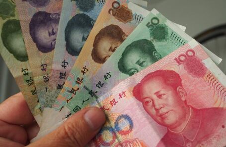 Россияне голосуют рублем за юань: в июне объем торгов юанями у физлиц вырос в 16 раз по сравнению с маем