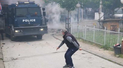 Столкновения протестующих сербов с силами KFOR в муниципалитете Звенчан