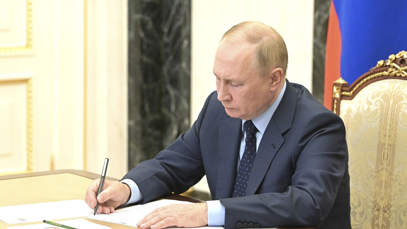 Путин поручил представить предложения по защите учителей от травли в соцсетях