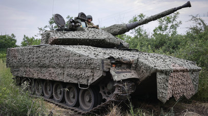 Украинский солдат на шведской гусеничной боевой машине CV90